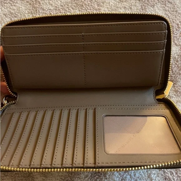 NWOT Michael Kors Travel Continental Wallet - Picture 4 of 7